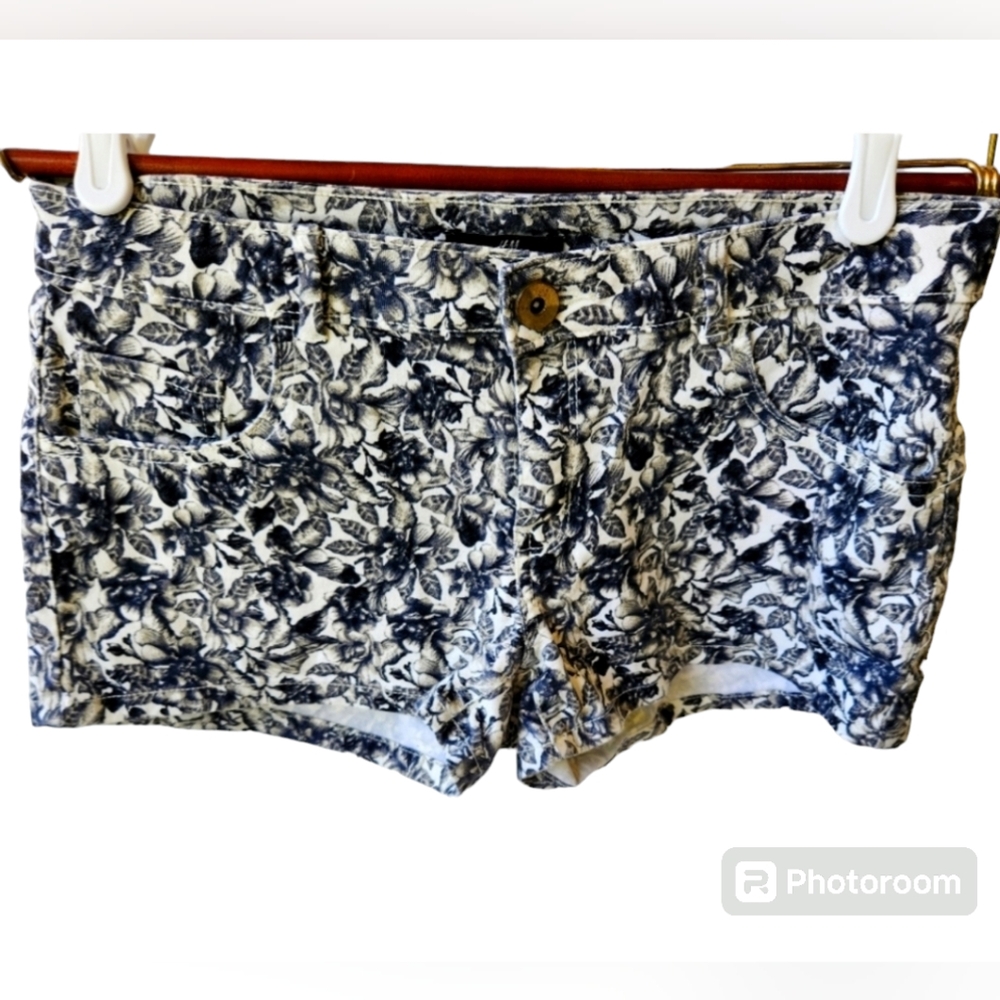 H&M black and white floral jean shorts size 8